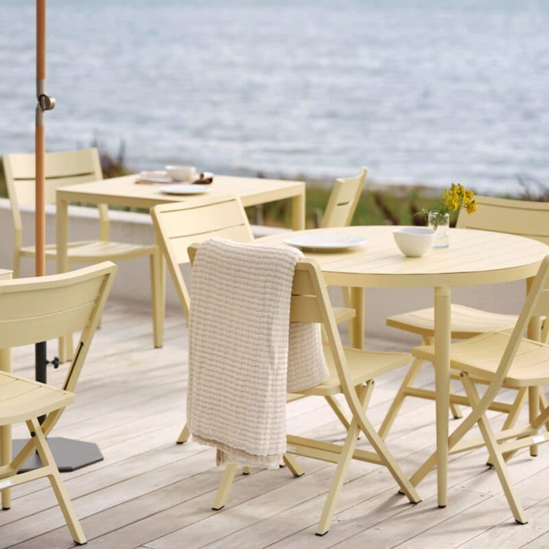 Brafab "Bigby" Gartentisch und "Wilkie" Klappstuhl, Aluminium Lemon