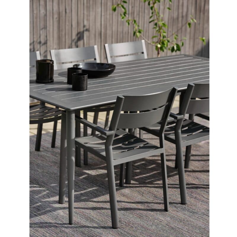 Brafab "Delia" Stapelstuhl mit Armlehnen, Aluminium anthrazit mit Gartentisch "Nimes"