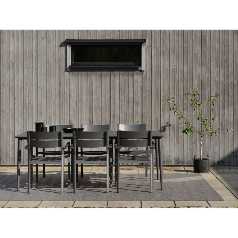 Brafab "Delia" Stapelstuhl mit Armlehnen, Aluminium anthrazit mit Gartentisch "Nimes"