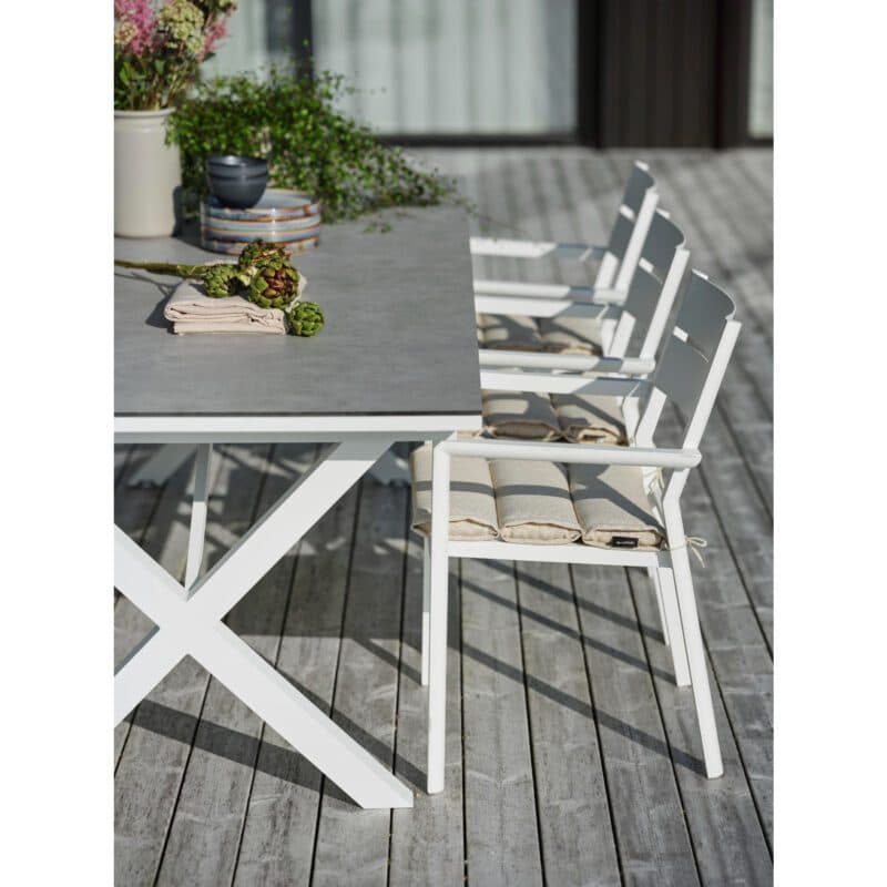 Brafab "Delia" Stapelstuhl mit Armlehnen, Aluminium weiß mit Gartentisch "Hillmond"