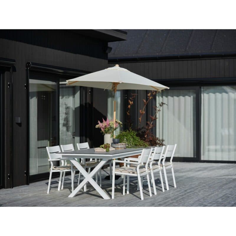 Brafab "Delia" Stapelstuhl mit Armlehnen, Aluminium weiß mit Gartentisch "Hillmond"