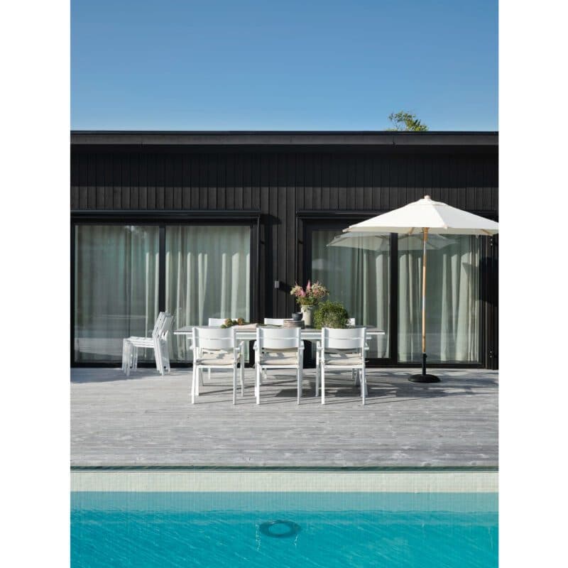 Brafab "Delia" Stapelstuhl mit Armlehnen, Aluminium weiß mit Gartentisch "Hillmond"