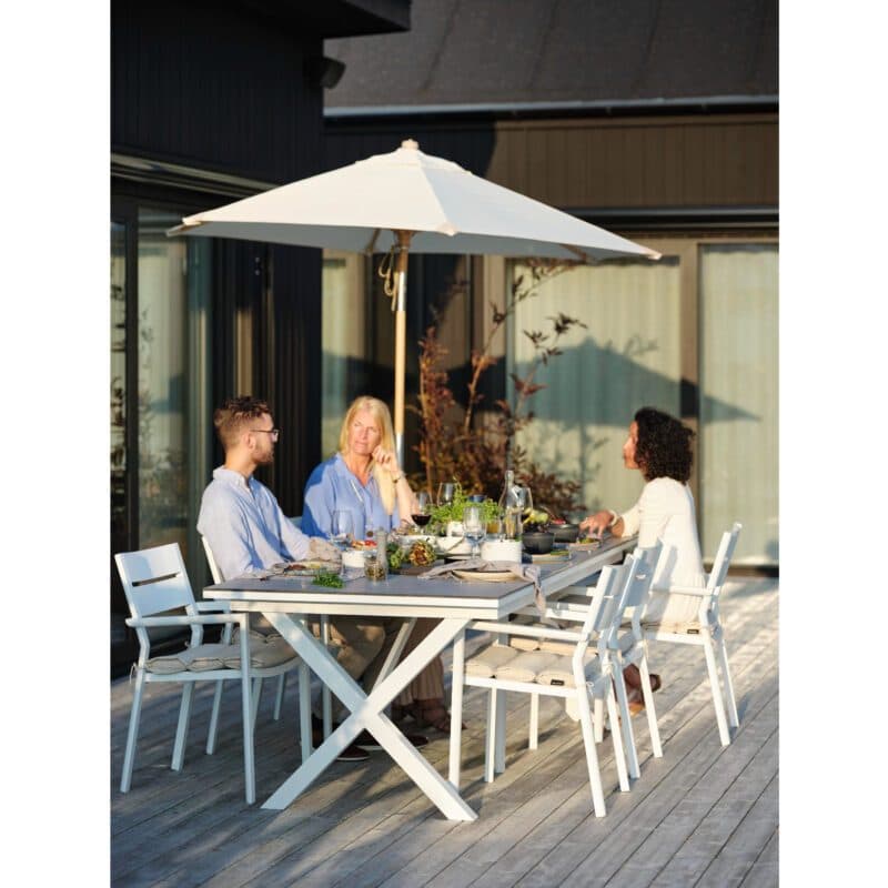 Brafab "Delia" Stapelstuhl mit Armlehnen, Aluminium weiß mit Gartentisch "Hillmond"