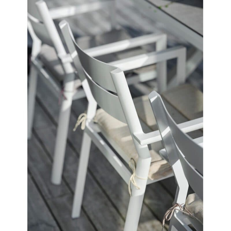 Brafab "Delia" Stapelstuhl mit Armlehnen, Aluminium weiß