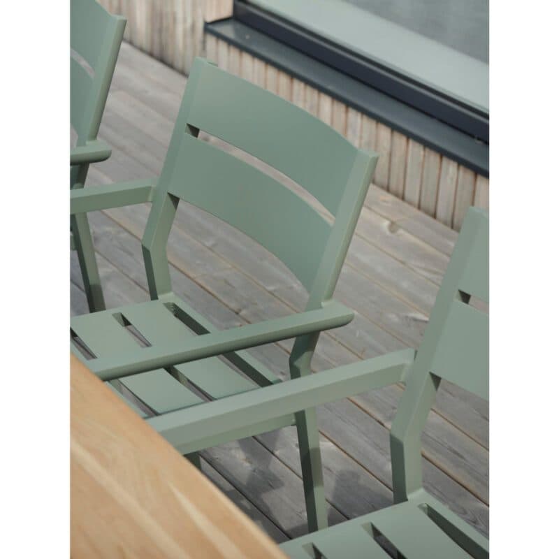 Brafab "Nox" Diningtisch und "Delia" Gartenstuhl, Alu dusty green, Tischplatte Bambus
