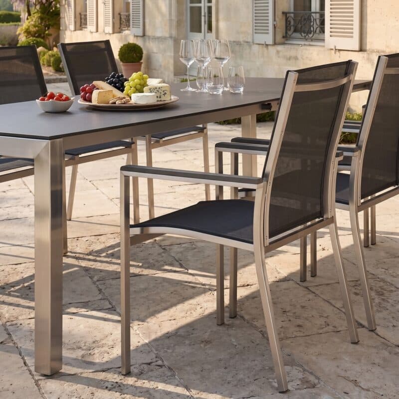 CASA DOMA Set mit Ausziehtisch "Amato" 160/210/260 x 90 cm, Edelstahl, HPL Chromix Anthrazit und Liadomo Stapelstuhl "Motta", Edelstahl, Textilgewebe anthrazit, Armlehnen Alu anthrazit