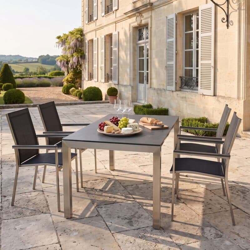 CASA DOMA Set mit Ausziehtisch "Amato" 160/210/260 x 90 cm, Edelstahl, HPL Chromix Anthrazit und Liadomo Stapelstuhl "Motta", Edelstahl, Textilgewebe anthrazit, Armlehnen Alu