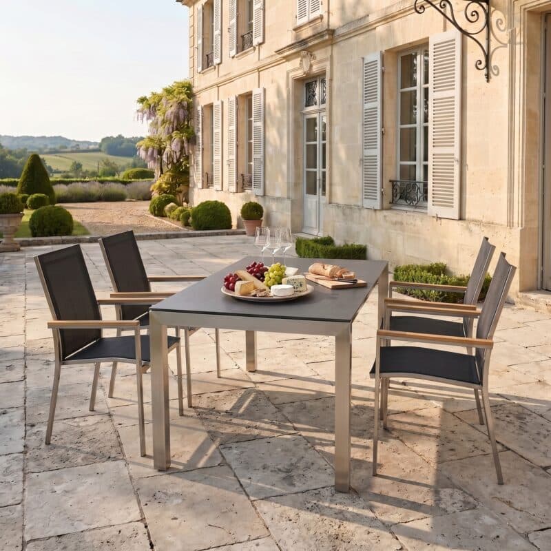 CASA DOMA Set mit Ausziehtisch "Amato" 160/210/260 x 90 cm, Edelstahl, HPL Chromix Anthrazit und Liadomo Stapelstuhl "Motta", Edelstahl, Textilgewebe anthrazit, Armlehnen Teak
