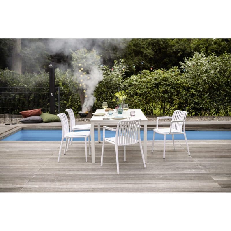 Kettler "Lago" Stapelstuhl, Gestell und Sitzfläche Kunststoff weiß, mit Tisch "Cubic"