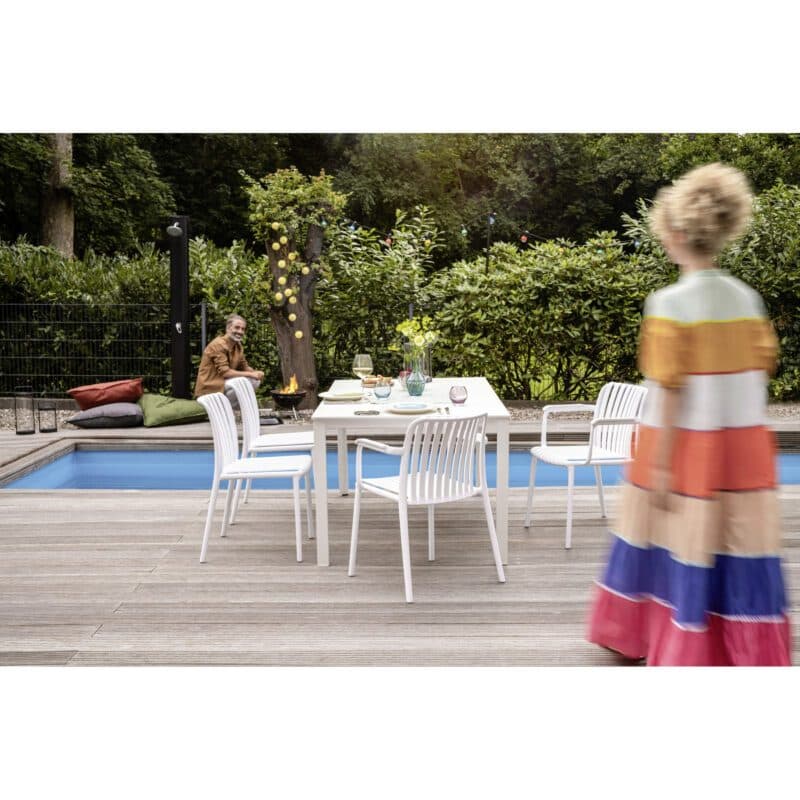 Kettler "Lago" Stapelstuhl, Gestell und Sitzfläche Kunststoff weiß, mit Tisch "Cubic"