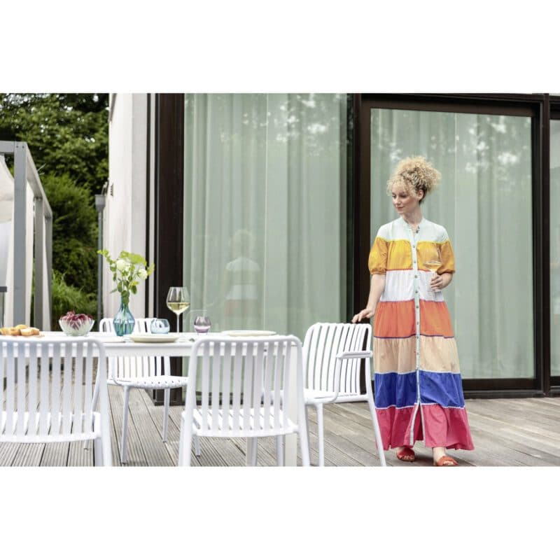 Kettler "Lago" Stapelstuhl, Gestell und Sitzfläche Kunststoff weiß, mit Tisch "Cubic"