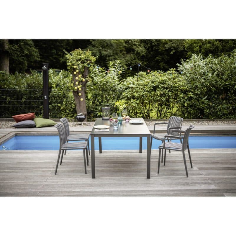 Kettler "Lago" Stapelstuhl, Gestell und Sitzfläche Kunststoff grau, mit Tisch "Cubic", Gestell Aluminium anthrazit Tischplatte Kettalux