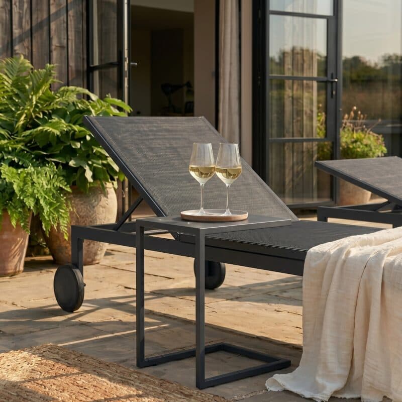 Liadomo "Firmo" Sonnenliege mit "Lido" Beistelltisch, Aluminium anthrazit (Bild KI-generiert)
