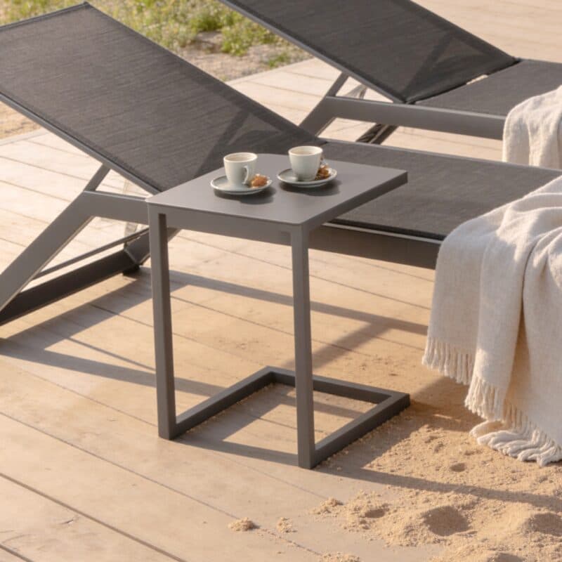 Liadomo "Lido" Beistelltisch 42 x 35 cm, Aluminium anthrazit, mit "Scaro" Liege (Bild KI-generiert)