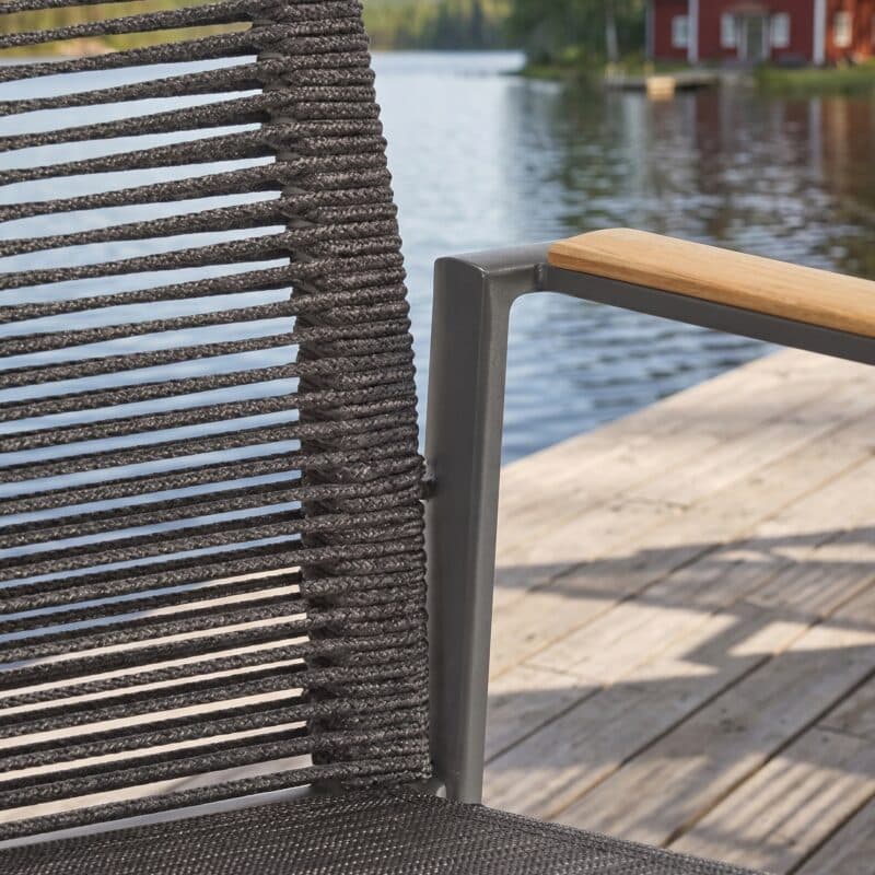 Liadomo "Limbadi" Gartenstuhl mit hoher Rückenlehne, Alu anthrazit, Rope anthrazit, Armlehnen Teak (Bild KI-generiert)