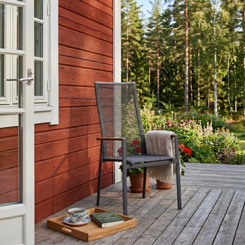 Liadomo "Limbadi" Gartenstuhl mit hoher Rückenlehne, Alu anthrazit, Rope anthrazit, Armlehnen Teak (Bild KI-generiert)