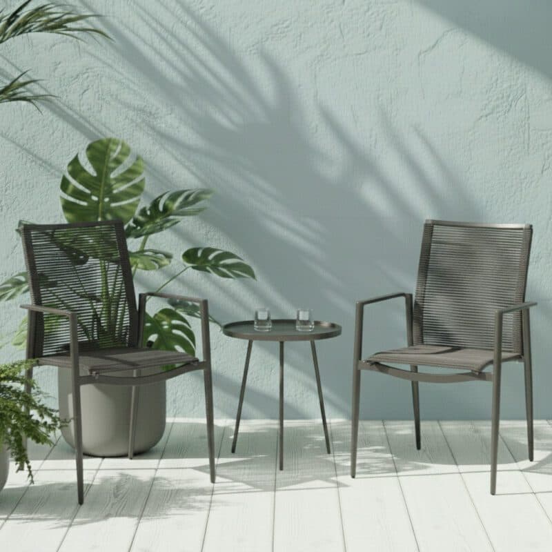 Liadomo "Mannoli" Stapelstuhl, Gestell Aluminium anthrazit, Sitzfläche Textilgewebe anthrazit, Rückenlehne Rope anthrazit, Armlehne Aluminium (Bild KI-generiert)