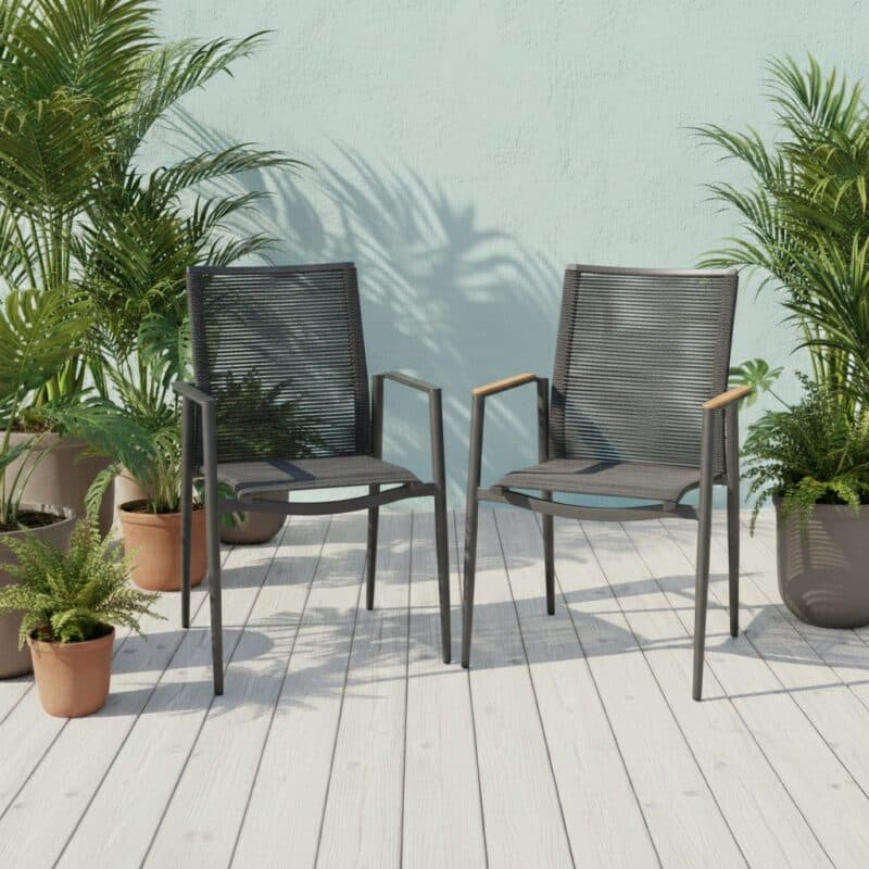 Liadomo "Mannoli" Stapelstuhl, Gestell Aluminium anthrazit, Sitzfläche Textilgewebe anthrazit, Rückenlehne Rope anthrazit, Armlehne Aluminium bzw. Teak (Bild KI-generiert)