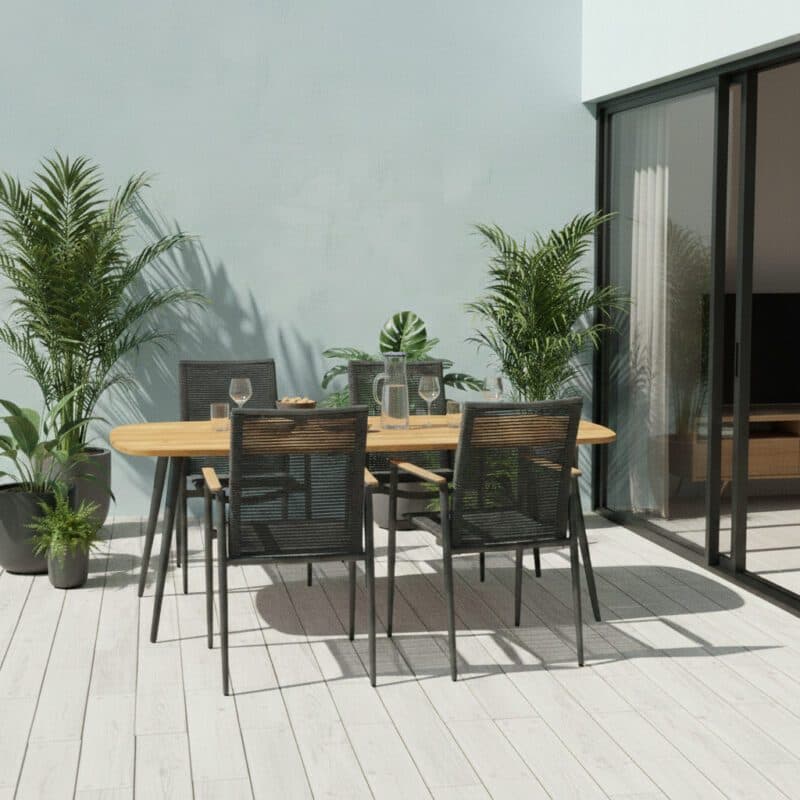 CASA DOMA "Napola" Gartentisch, Aluminium anthrazit, Tischplatte Teak und Liadomo "Mannoli" Stapelstuhl, Aluminium anthrazit, Textilgewebe mit Rope anthrazit, Armlehne Teak (Bild KI-generiert)