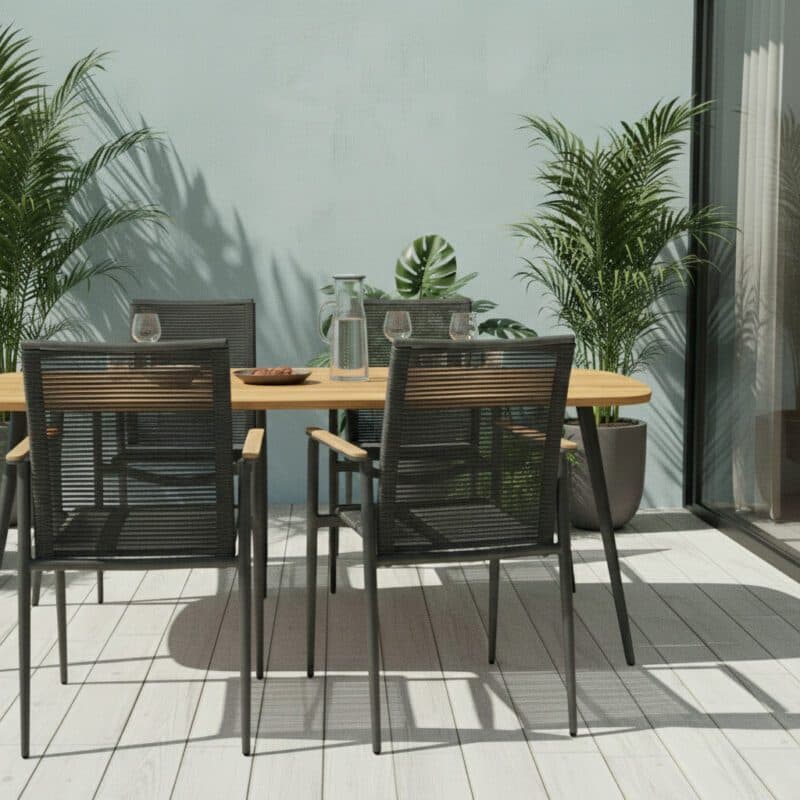 CASA DOMA "Napola" Gartentisch, Aluminium anthrazit, Tischplatte Teak und Liadomo "Mannoli" Stapelstuhl, Aluminium anthrazit, Textilgewebe mit Rope anthrazit, Armlehne Teak (Bild KI-generiert)