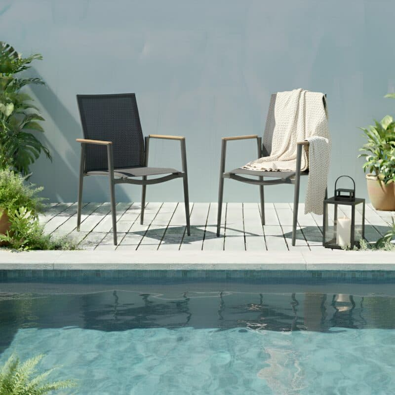 Liadomo "Mannoli" Stapelstuhl, Aluminium anthrazit, Textilgewebe anthrazit, Armlehne Teak (Bild KI-generiert)