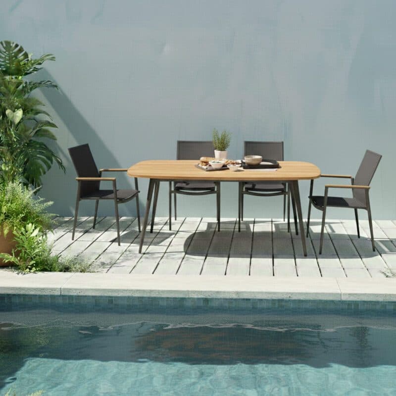 CASA DOMA "Napola" Gartentisch 180x100 cm, Alu anthrazit, Tischplatte Teak und Liadomo "Mannoli" Stapelstuhl, Alu anthrazit, Textilgewebe anthrazit, Armlehne Teak (Bild KI-generiert)