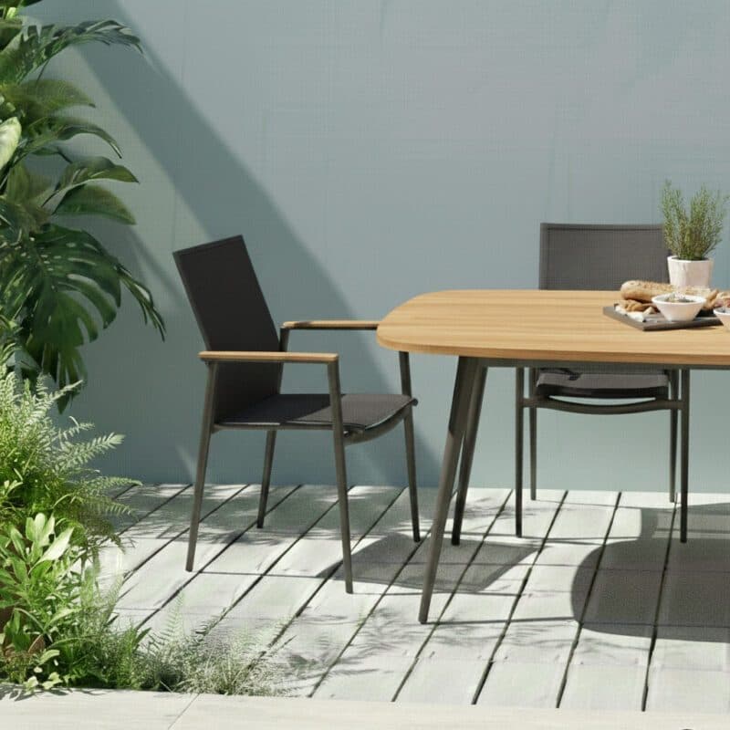 CASA DOMA "Napola" Gartentisch 180x100 cm, Alu anthrazit, Tischplatte Teak und Liadomo "Mannoli" Stapelstuhl, Alu anthrazit, Textilgewebe anthrazit, Armlehne Teak (Bild KI-generiert)