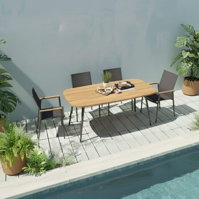 CASA DOMA "Napola" Gartentisch 180x100 cm, Alu anthrazit, Tischplatte Teak und Liadomo "Mannoli" Stapelstuhl, Alu anthrazit, Textilgewebe anthrazit, Armlehne Teak (Bild KI-generiert)