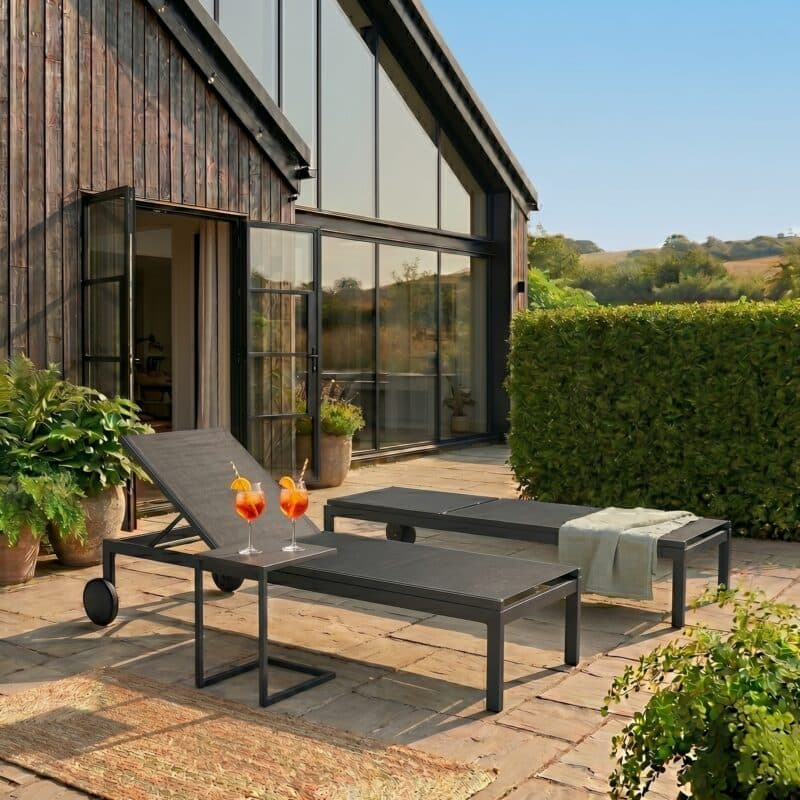 Liadomo "Firmo" Sonnenliege mit "Lido" Beistelltisch, Aluminium anthrazit (Bild KI-generiert)