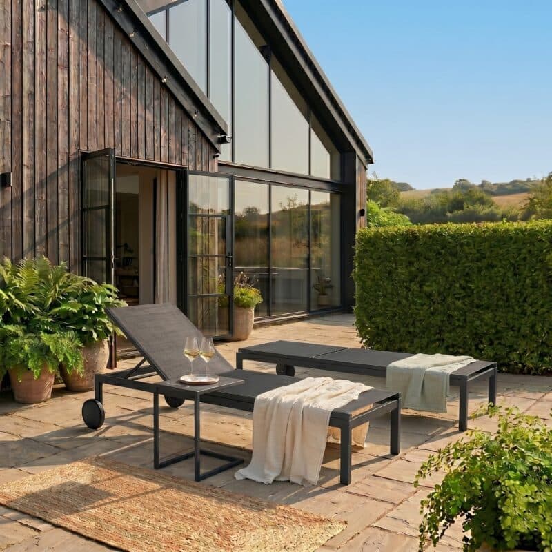 Liadomo "Firmo" Sonnenliege mit "Lido" Beistelltisch, Aluminium anthrazit (Bild KI-generiert)