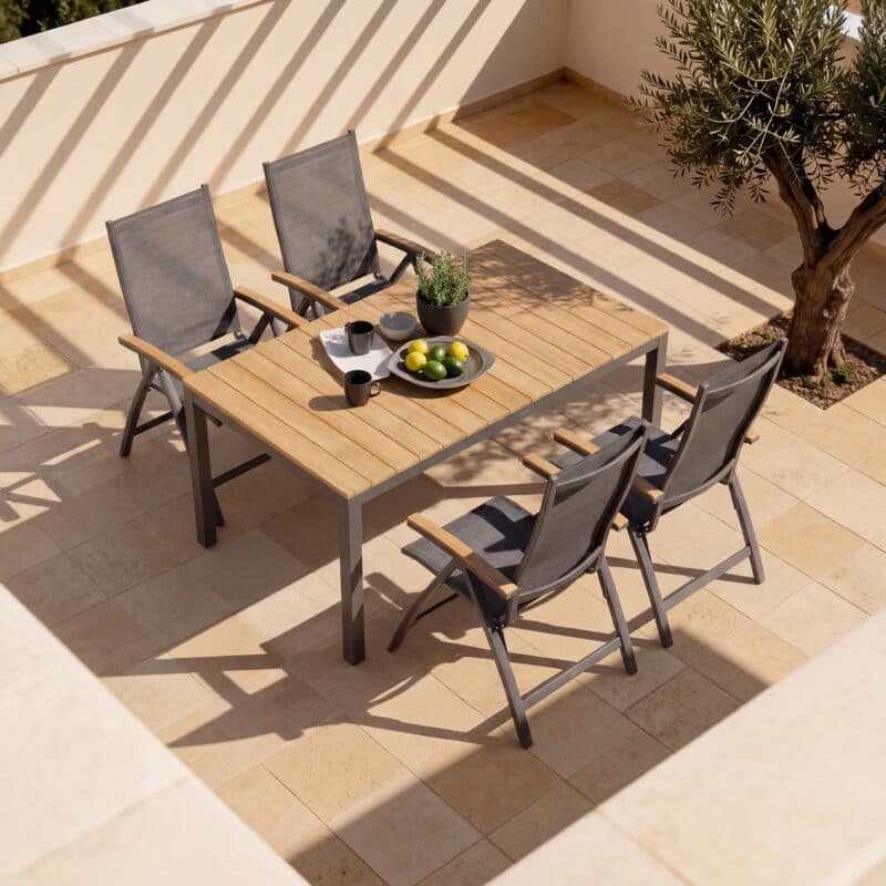 Liadomo Set mit "Scalea" Tisch 160x90 cm, Aluminium anthrazit, Tischplatte Teak und "Ricadi" Klappsessel, Aluminium anthrazit, Textilgewebe anthrazit, Armlehnen Teak (Bild KI-generiert)