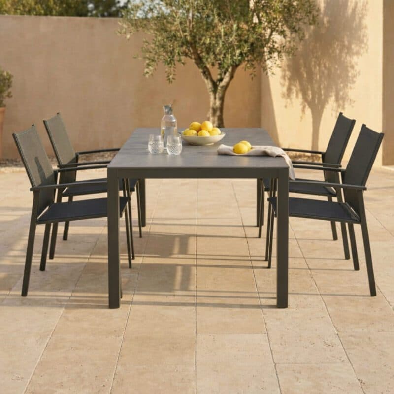 Liadomo Set mit "Scalea" Tisch 160x90 cm, Aluminium anthrazit, Tischplatte Keramik, "Pellaro" Stapelstuhl, Aluminium anthrazit, Textilgewebe anthrazit (Bild KI-generiert)