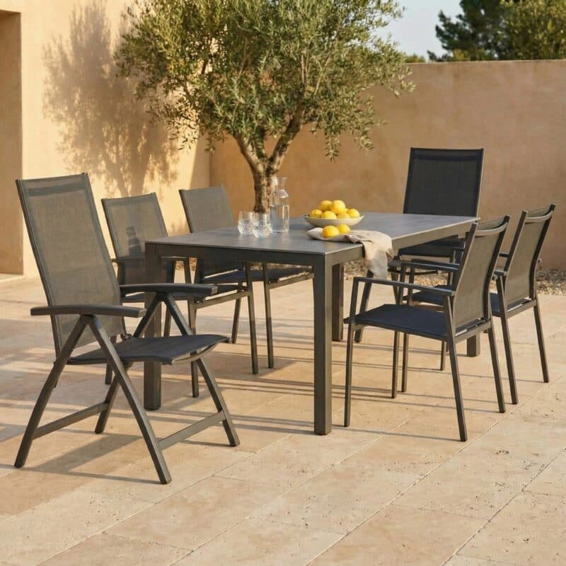 Liadomo Set mit "Scalea" Tisch 160x90 cm, Aluminium anthrazit, Tischplatte Keramik, "Pellaro" Stapelstuhl und "Ricadi" Klappsessel, Aluminium anthrazit, Textilgewebe anthrazit (Bild KI-generiert)