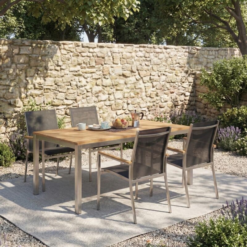 CASA DOMA "Varano" Gartentisch 160x90 cm, Edelstahl/Teak mit Liadomo "Motta" Stapelstuhl, Edelstahl, Textilgewebe anthrazit, Armlehnen Teak (Bild KI-generiert)