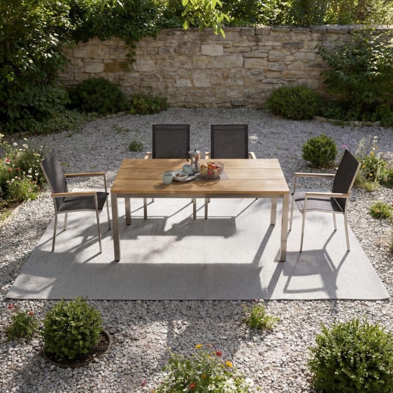 CASA DOMA "Varano" Gartentisch 160x90 cm, Edelstahl/Teak mit Liadomo "Motta" Stapelstuhl, Edelstahl, Textilgewebe anthrazit, Armlehnen Teak (Bild KI-generiert)