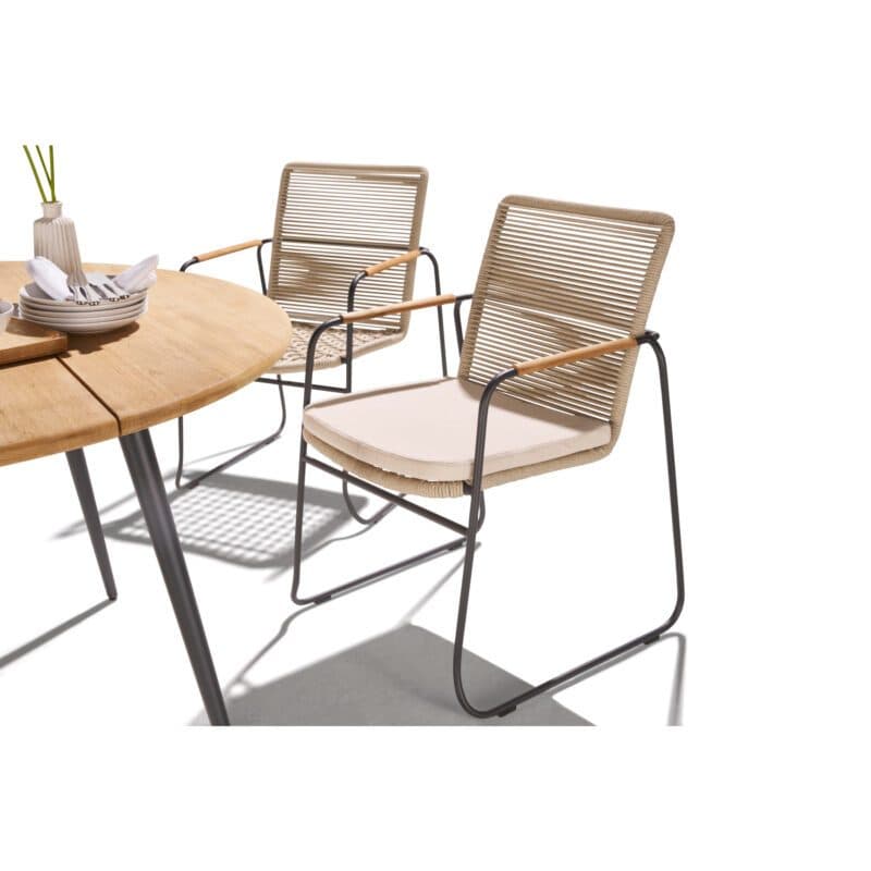 CASA DOMA Set mit "Solano" Stapelstuhl, Edelstahl anthrazit, Rope fossil, Armlehne Teak, Sitzkissen beige und "Napola" Tisch Ø 130 cm, Aluminium anthrazit, Teakplatte