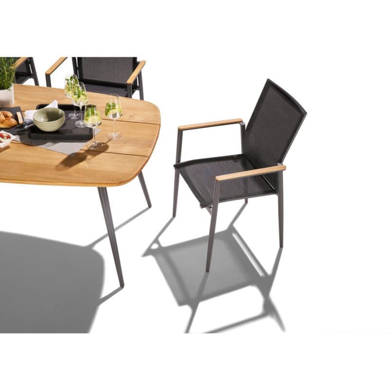 CASA DOMA "Napola" Gartentisch 180x100 cm, Alu anthrazit, Tischplatte Teak und Liadomo "Mannoli" Stapelstuhl, Alu anthrazit, Textilgewebe anthrazit, Armlehne Teak