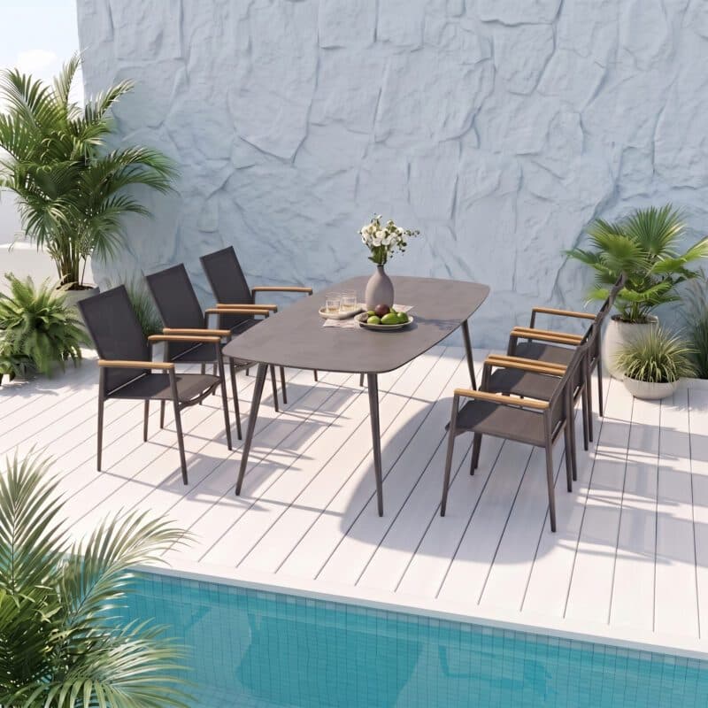CASA DOMA "Napola" Gartentisch 240x100 cm, Aluminium anthrazit, Tischplatte HPL chromix anthrazit und Liadomo "Mannoli" Stapelstuhl, Aluminium anthrazit, Textilgewebe anthrazit, Armlehne Teakholz (Bild KI-generiert)