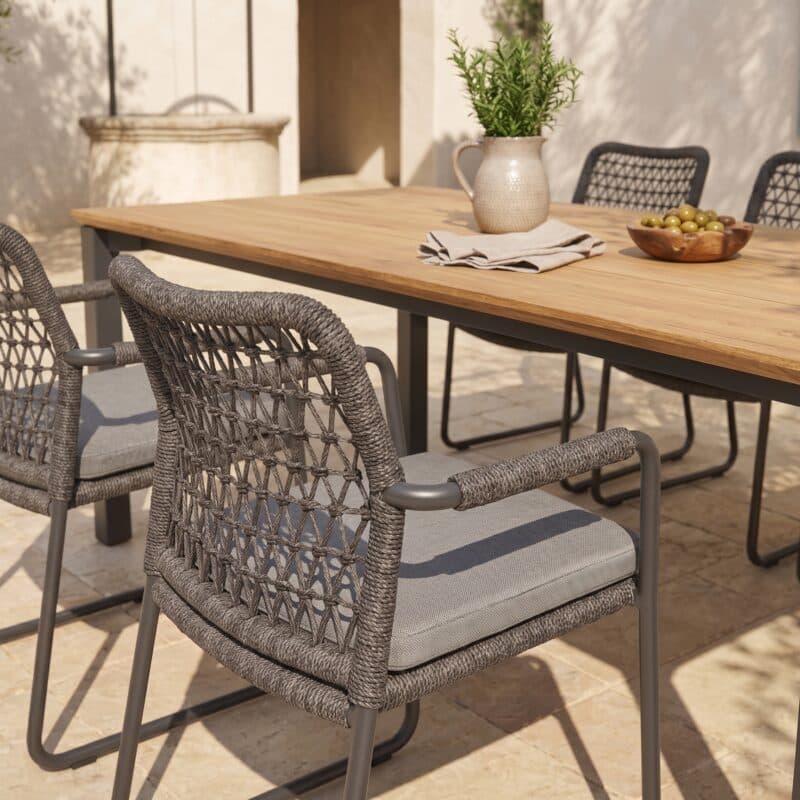 CASA DOMA Set mit "Fasano" Gartenstuhl, Alu anthrazit, Rope anthrazit (Knoten) und "Campana" Gartentisch 210×100 cm, Edelstahl anthrazit, Teakholz (Bild KI-generiert)