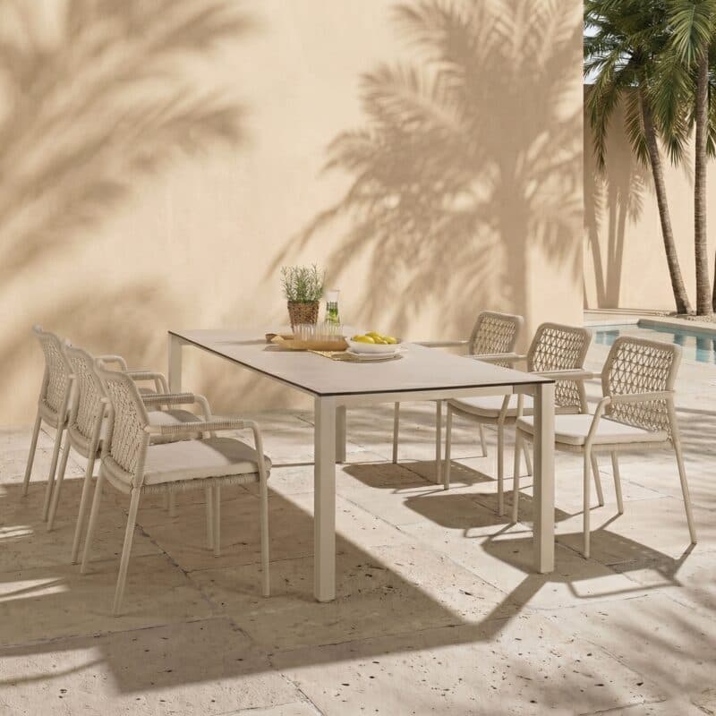 CASA DOMA Set 7-tlg. mit "Fasano" Stapelstuhl, Alu cream, Rope fossil (Knoten), Kissen beige, und "Campana" Gartentisch 210×100 cm, Edelstahl cream, HPL Travertin (Bild KI-generiert)