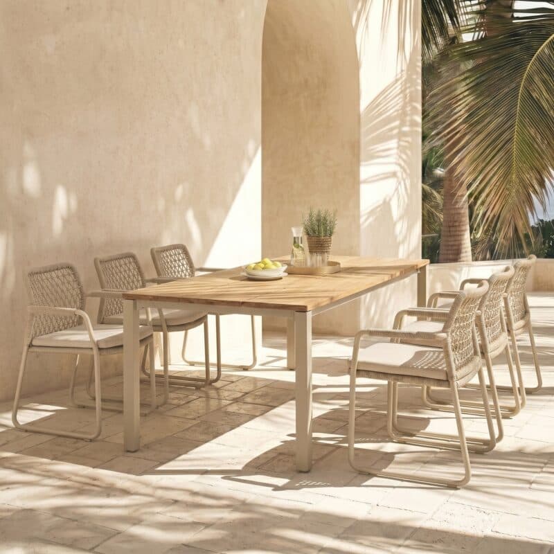 CASA DOMA Set 7-tlg. mit "Fasano" Kufenstuhl, Aluminium cream, Rope fossil (Knoten), Kissen beige, und "Campana" Gartentisch 210×100 cm, Edelstahl cream, Teakholz (Bild KI-generiert)