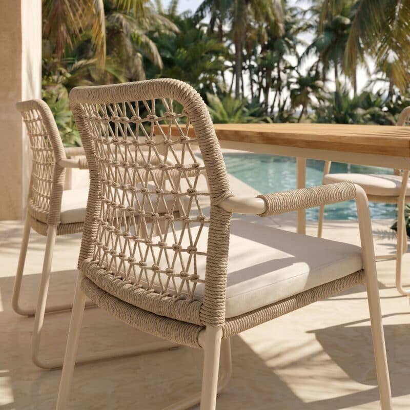 CASA DOMA Set 5-tlg. mit "Fasano" Gartenstuhl, Aluminium cream, Rope fossil (Knoten), Kissen beige, und "Campana" Gartentisch 160×90 cm, Edelstahl cream, Teakholz (Bild KI-generiert)