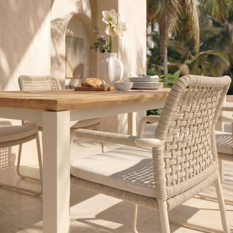 CASA DOMA Set mit "Fasano" Gartenstuhl, Aluminium cream, Rope fossil (Quadro), Kissen beige, und "Campana" Gartentisch, Edelstahl cream, Teakholz (Bild KI-generiert)
