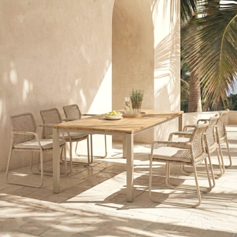 CASA DOMA Set 7-tlg. mit "Fasano" Kufenstuhl, Aluminium cream, Rope fossil (Quadro), Kissen beige, und "Campana" Gartentisch 210×100 cm, Edelstahl cream, Teakholz (Bild KI-generiert)