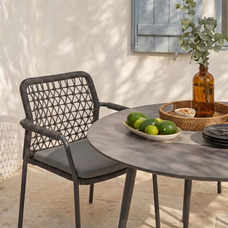 CASA DOMA Set mit "Fasano" Stapelstuhl, Alu anthrazit, Rope anthrazit Knoten und "Napola" Gartentisch Ø 130 cm, Alu anthrazit, Tischplatte HPL chromix anthrazit (Bild KI-generiert)