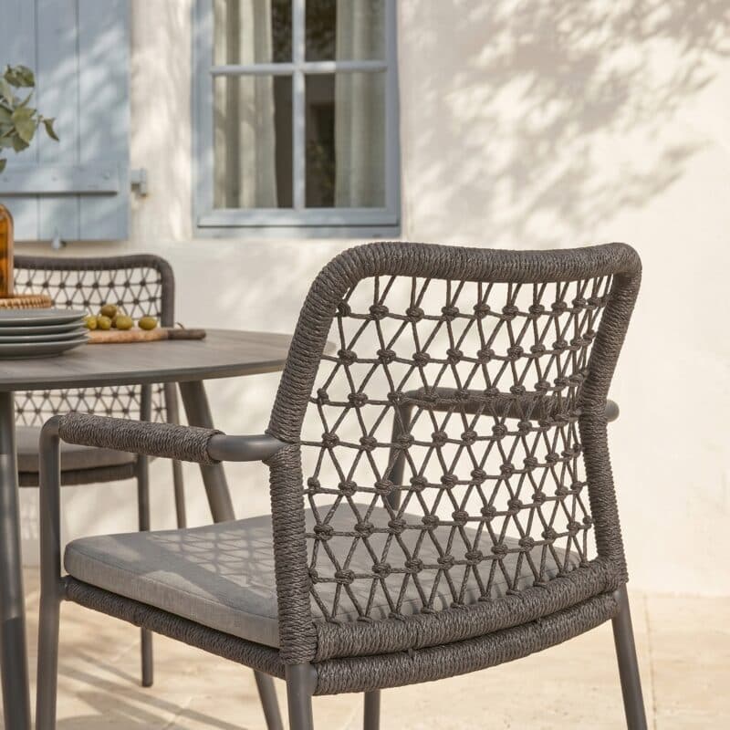 CASA DOMA Set mit "Fasano" Stapelstuhl, Alu anthrazit, Rope anthrazit Knoten und "Napola" Gartentisch Ø 130 cm, Alu anthrazit, Tischplatte HPL chromix anthrazit (Bild KI-generiert)