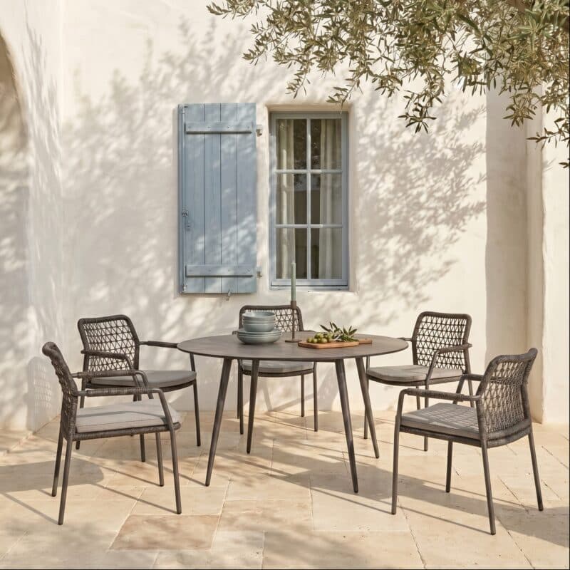 CASA DOMA Set mit "Fasano" Stapelstuhl, Alu anthrazit, Rope anthrazit Knoten und "Napola" Gartentisch Ø 130 cm, Alu anthrazit, Tischplatte HPL chromix anthrazit (Bild KI-generiert)
