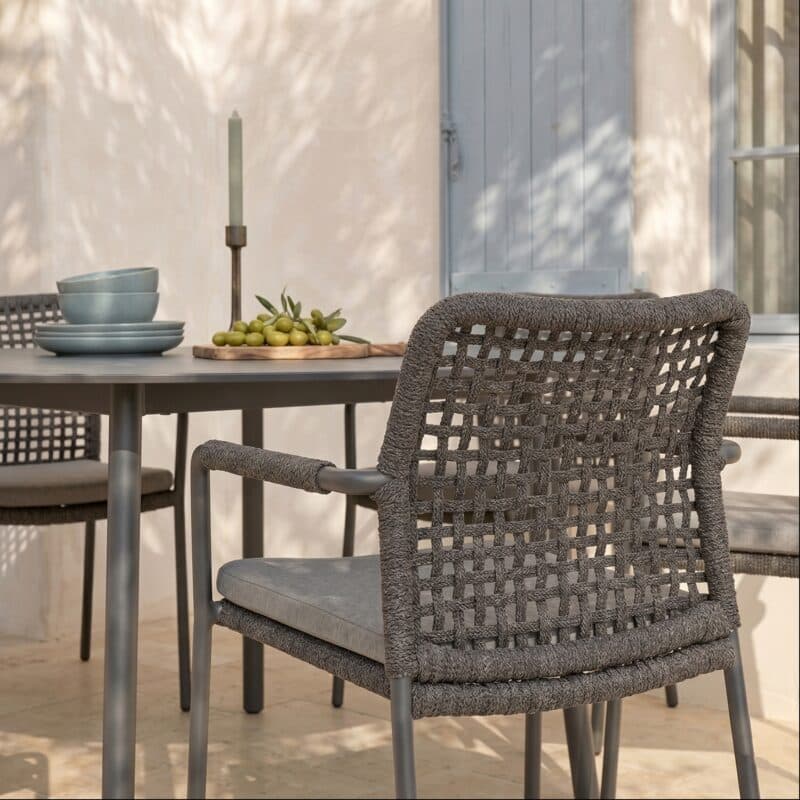 CASA DOMA Set mit "Fasano" Stapelstuhl, Alu anthrazit, Rope anthrazit Quadro und "Napola" Gartentisch Ø 130 cm, Alu anthrazit, Tischplatte HPL chromix anthrazit (Bild KI-generiert)