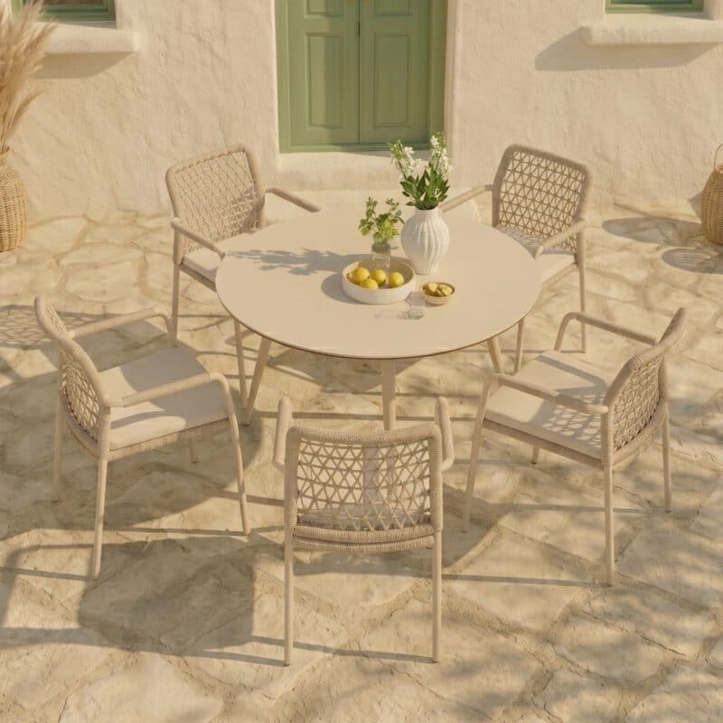 CASA DOMA Set mit "Fasano" Stapelstuhl, Alu cream, Rope fossil Knoten und "Napola" Gartentisch Ø 130 cm, Alu cream, Tischplatte HPL travertin (Bild KI-generiert)