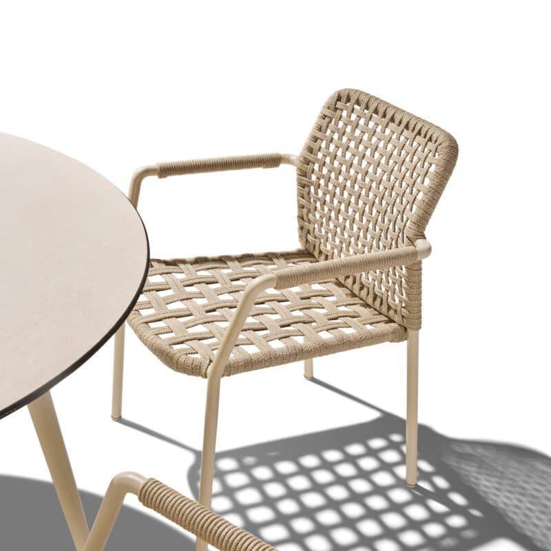 CASA DOMA Set mit "Fasano" Stapelstuhl, Alu cream, Rope fossil Quadro und "Napola" Gartentisch Ø 130 cm, Alu cream, Tischplatte HPL travertin